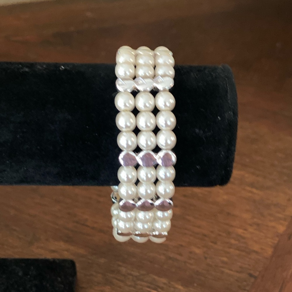 3 strand faux Pearl and silver tone bead on stretch cord